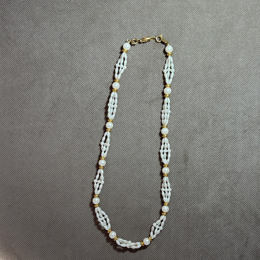 Elegant Faux Pearl and Gold Women's Necklace